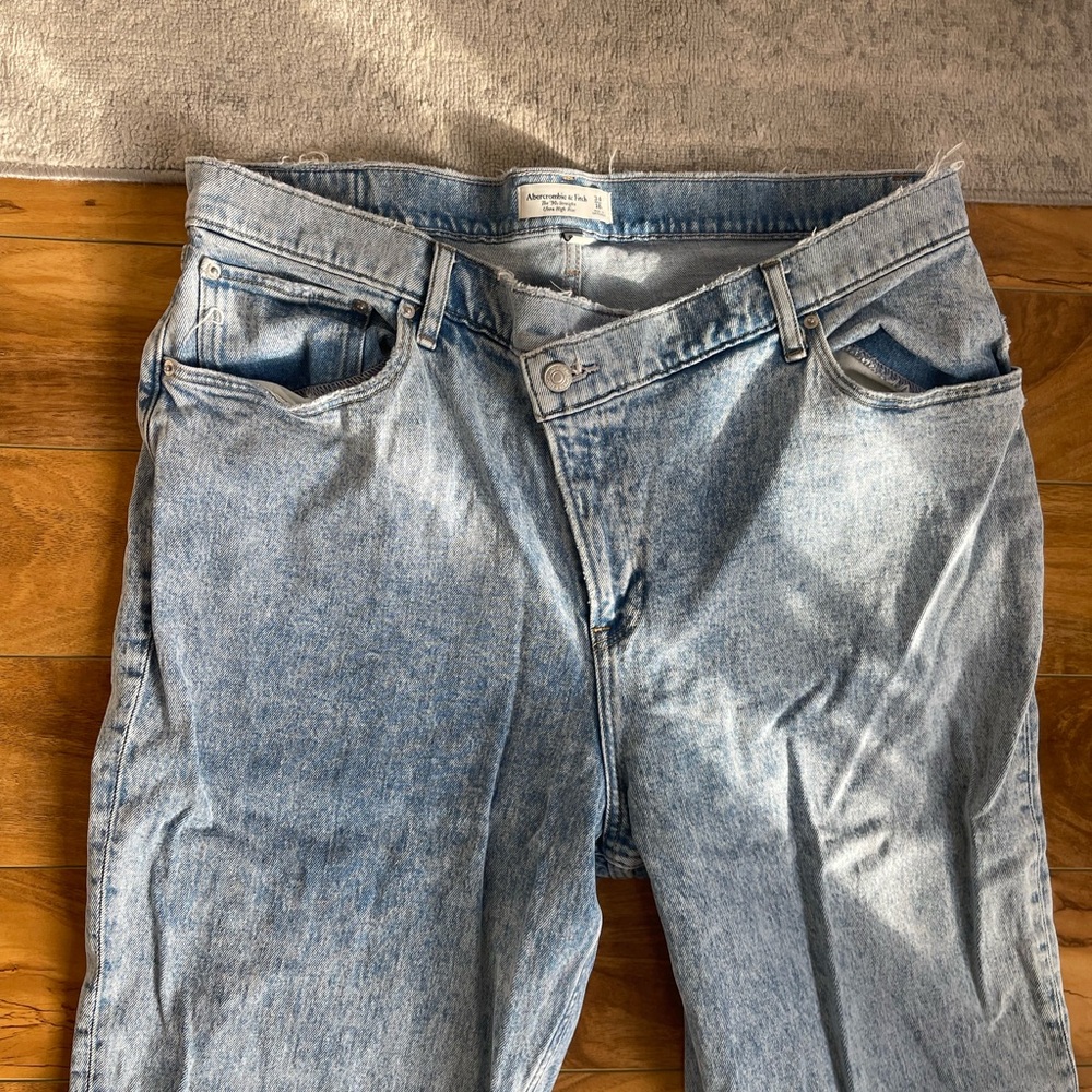 Abercrombie & Fitch The 90s Straight Ultra High Rise Curve Love Crossover Waist - Picture 3 of 5